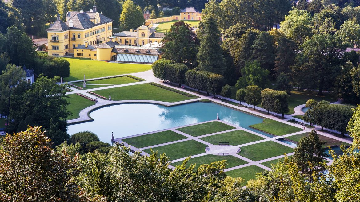 Schloss mit Wasserparterre