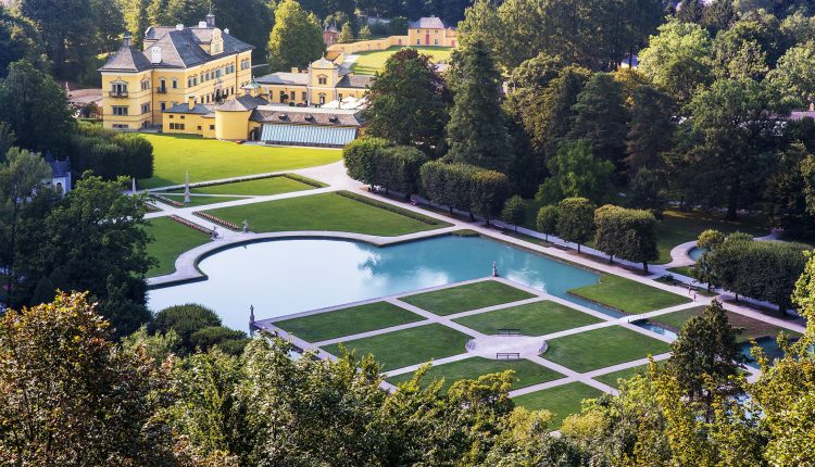 Schloss mit Wasserparterre