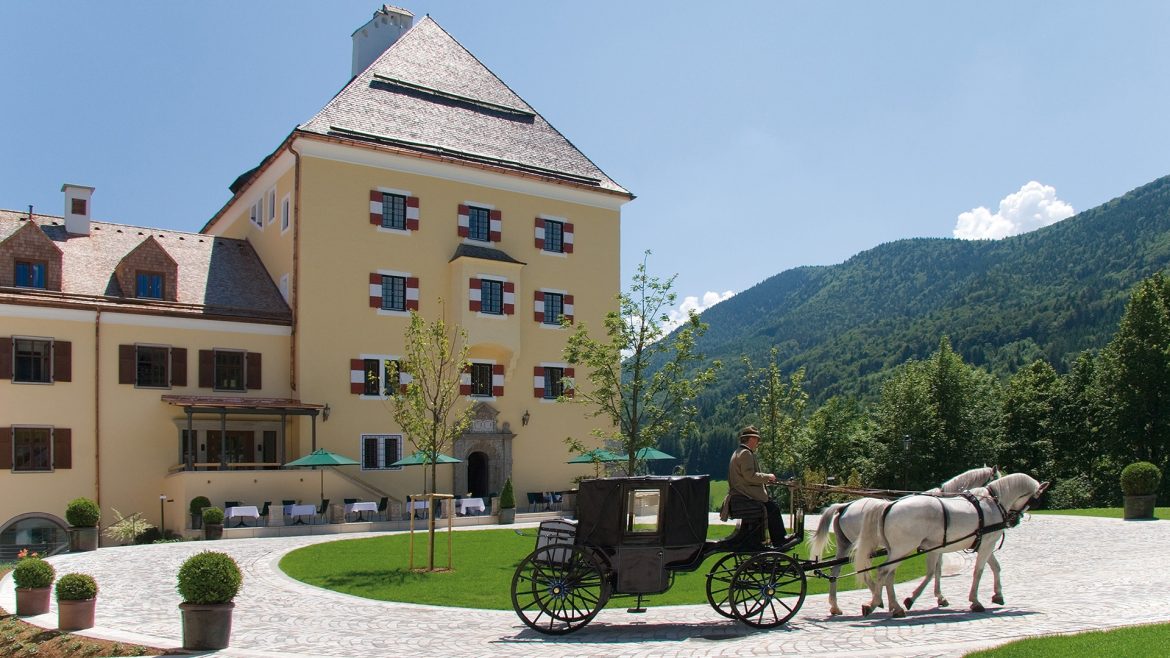 Schloss Fuschl mit Kutsche